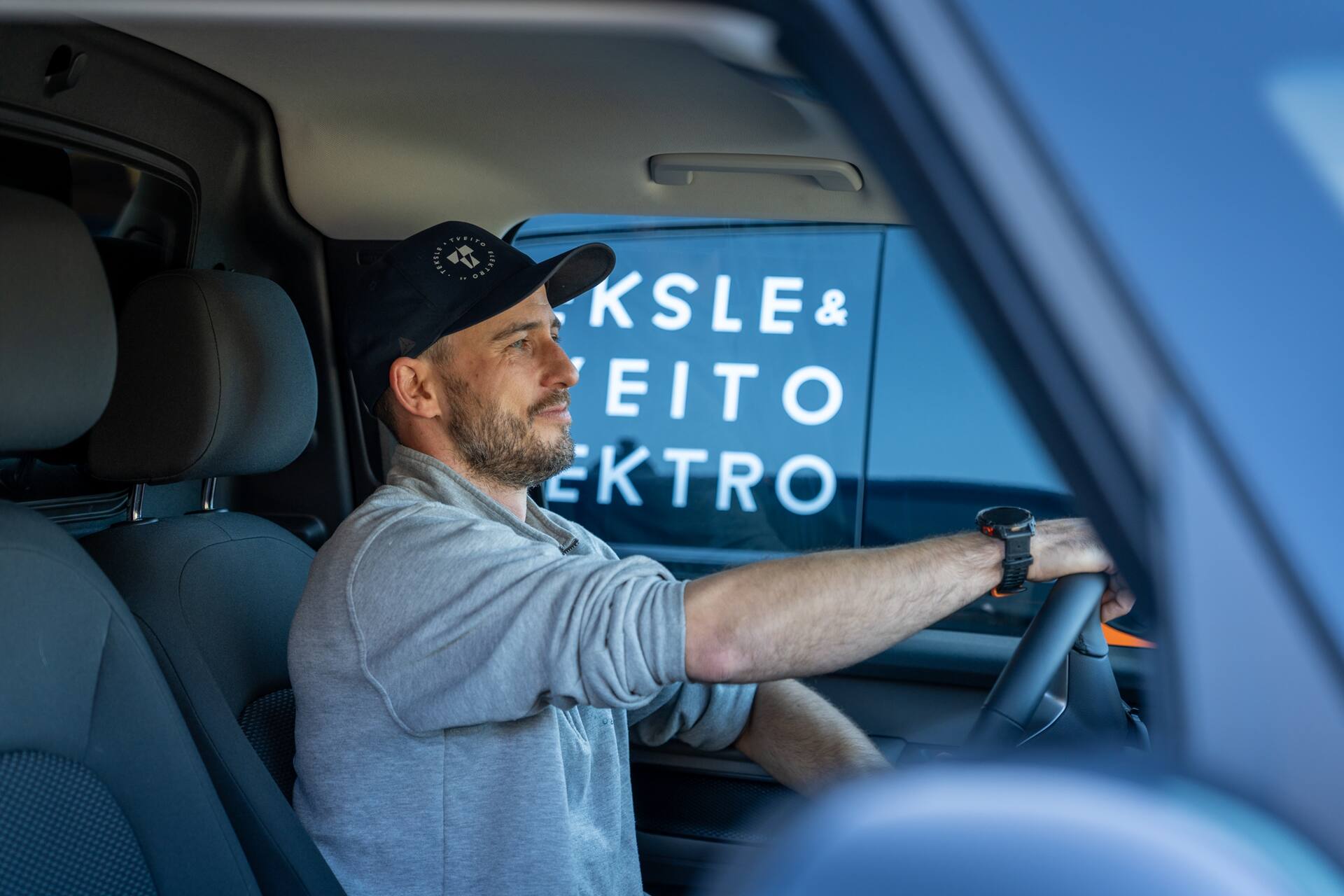 Montør på vei til kunde i servicebilen