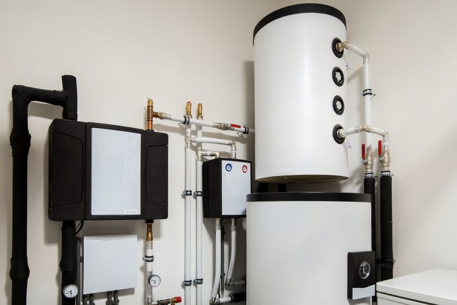 Varmepumpebereder installert i hvitt rom.