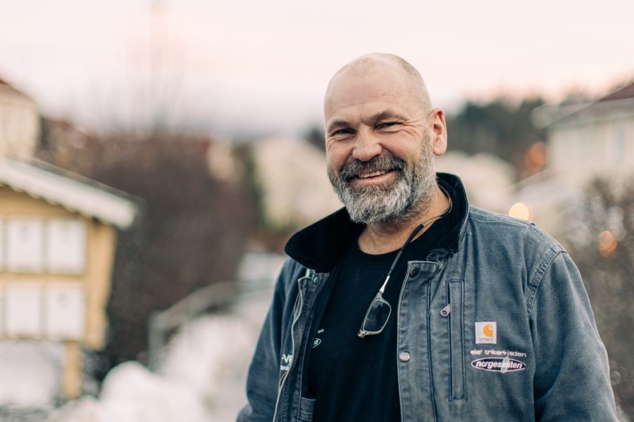 Vidar schau fra e-verket elektroinstallasjon smiler mot kamera utendørs.