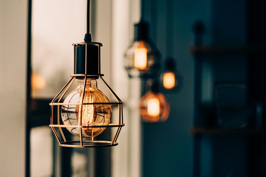 Taklampe med sparepære i metall