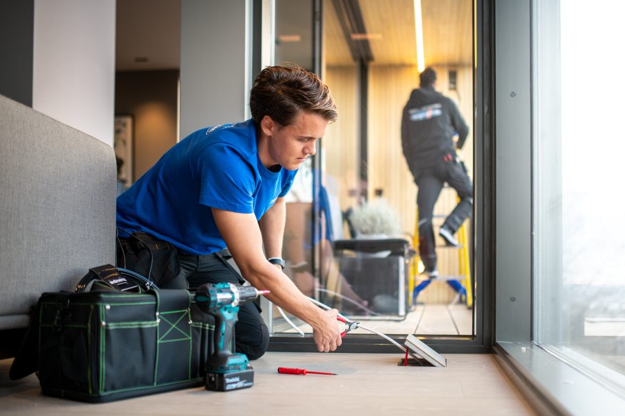elektriker fra norgeseliten holder på med en installasjon i et boliggulv