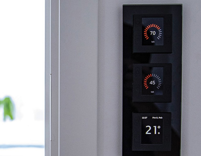 Svarte CTM Lyng mTouch brytere på en vegg